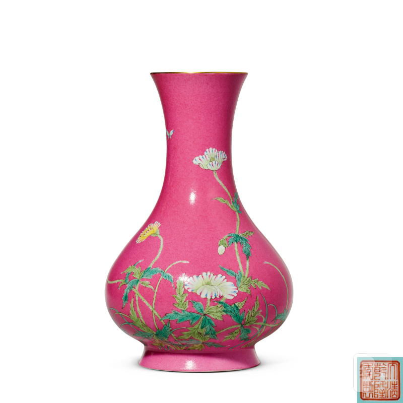 清晚期 胭脂红地粉彩蝶恋花纹瓶